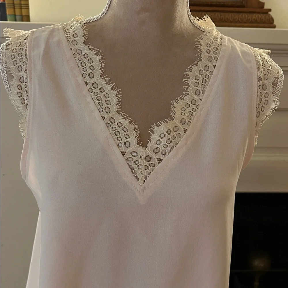 Berryou Elegant Lace Trim Cream Colored Camisole - Picture 3 of 4